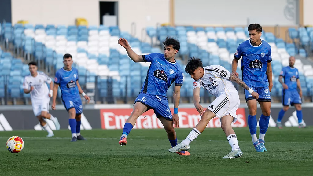 Un lance del juego durante el partido entre Real Madrid Castilla y Ourense en el Alfredo Di Stéfano.
