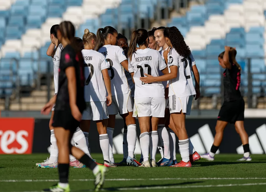 Jugadoras del Real Madrid Femenino celebran un gol contra el Madrid CFF en el partido de primera vuelta