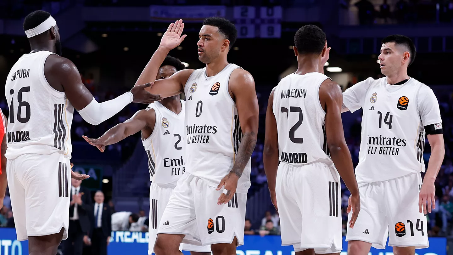 Jugadores del Real Madrid celebran la victoria ante Hapoel Tel Aviv en los playoffs de la Euroliga