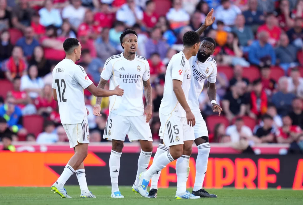 Los jugadores del Real Madrid conversan durante la derrota contra el RCD Mallorca.