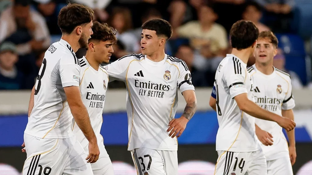 Los jugadores del Real Madrid Juvenil celebran el gol de Liberto en la semifinal de Youth League contra el PSG