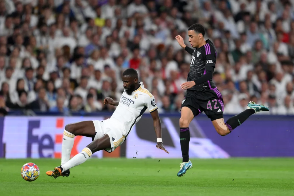 Antonio Rüdiger despeja un balón durante un partido de Champions entre Real Madrid y Bayern.