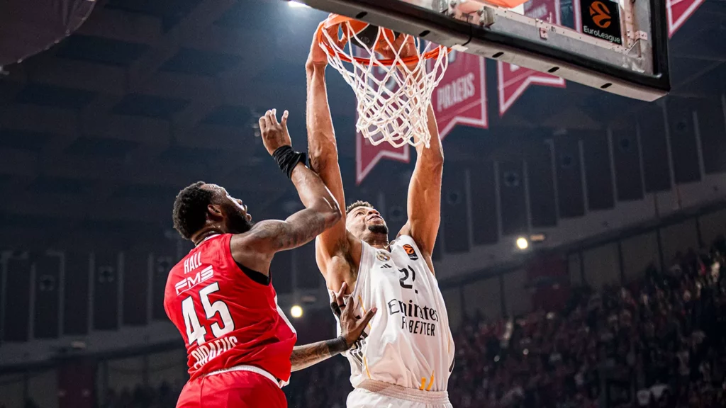 Edy Tavares machaca el aro durante el partido del Real Madrid en Euroliga contra Olympiacos en Atenas.