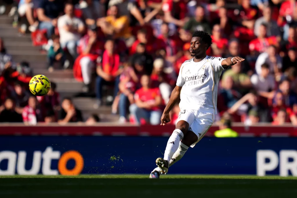 Aurélien Tchouaméni desplaza el balón durante el partido de LaLiga entre RCD Mallorca y Real Madrid.