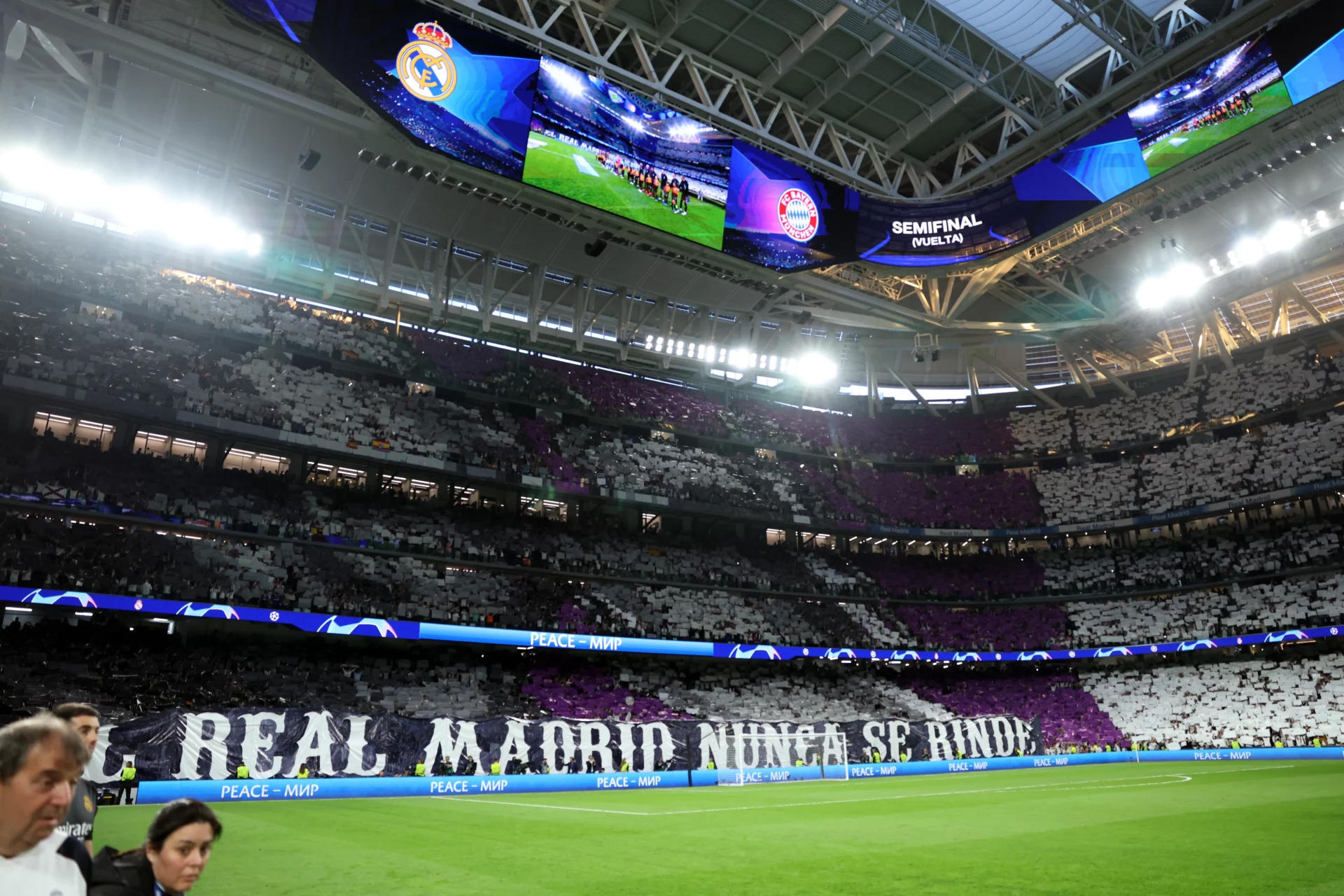 Tifo del Santiago Bernabéu en el partido entre Real Madrid y Bayern en Champions League en 2024
