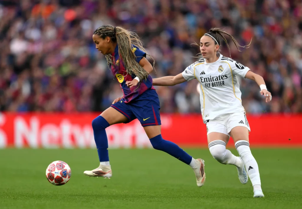 Vicky López se marcha de Athenea durante el partido entre Barcelona y Real Madrid Femenino en el Camp Nou.