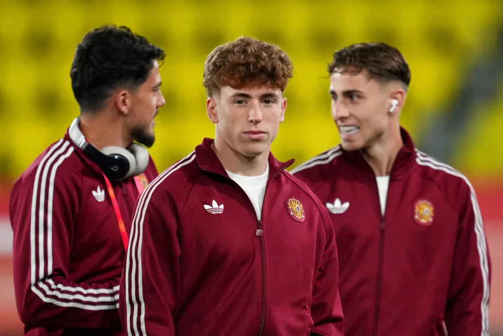 Víctor Muñoz con Fermín López de fondo, jugador del FC Barcelona.