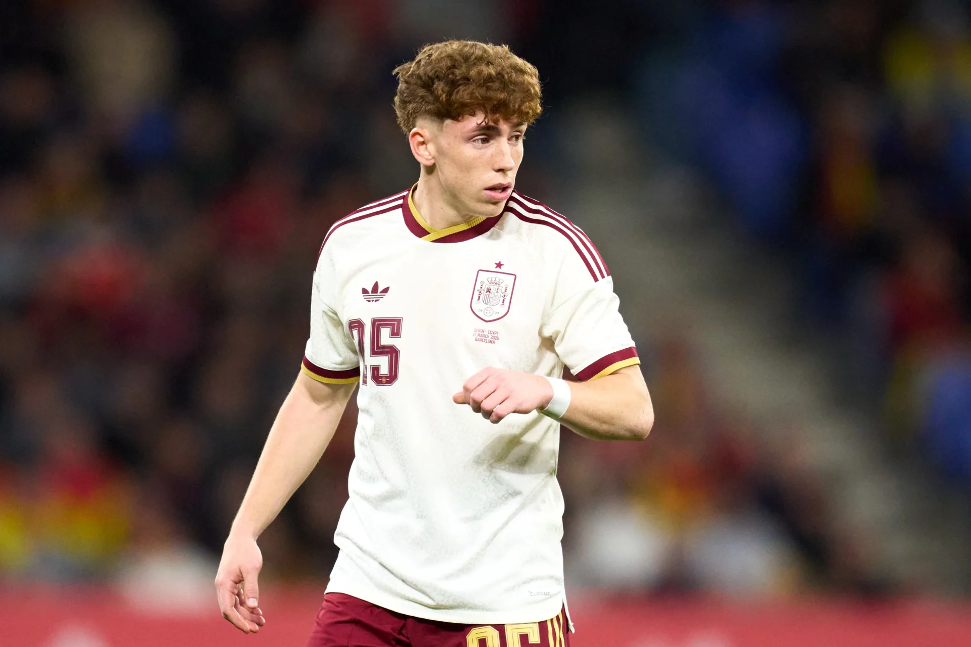 Víctor Muñoz, durante un partido de la Selección Española, con el Real Madrid pendiente de él.