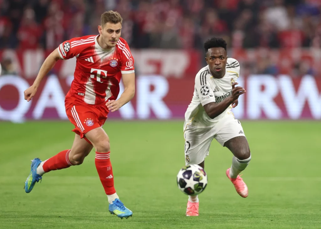 Vinicius Junior y Josip Stanisic pelean por la pelota durante la eliminación del Real Madrid de la Champions ante el Bayern.