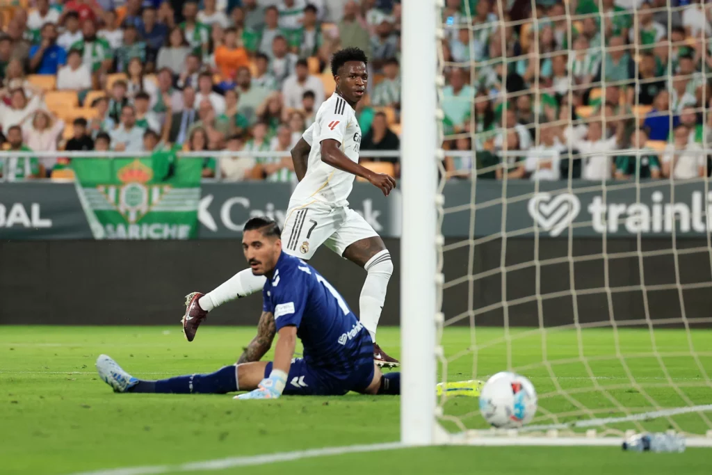 Vinicius supera y marca gol ante Álvaro Valles en el empate entre Real Betis y Real Madrid.