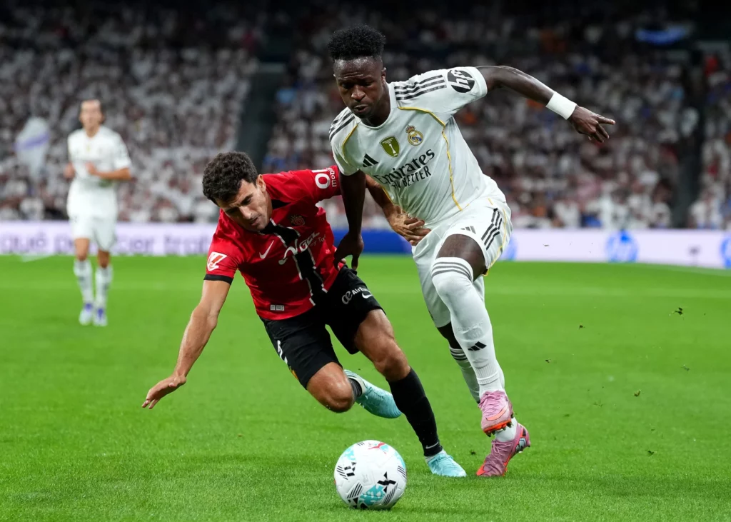 Vinicius Junior encara a un jugador del RCD Mallorca en el Santiago Bernabéu.