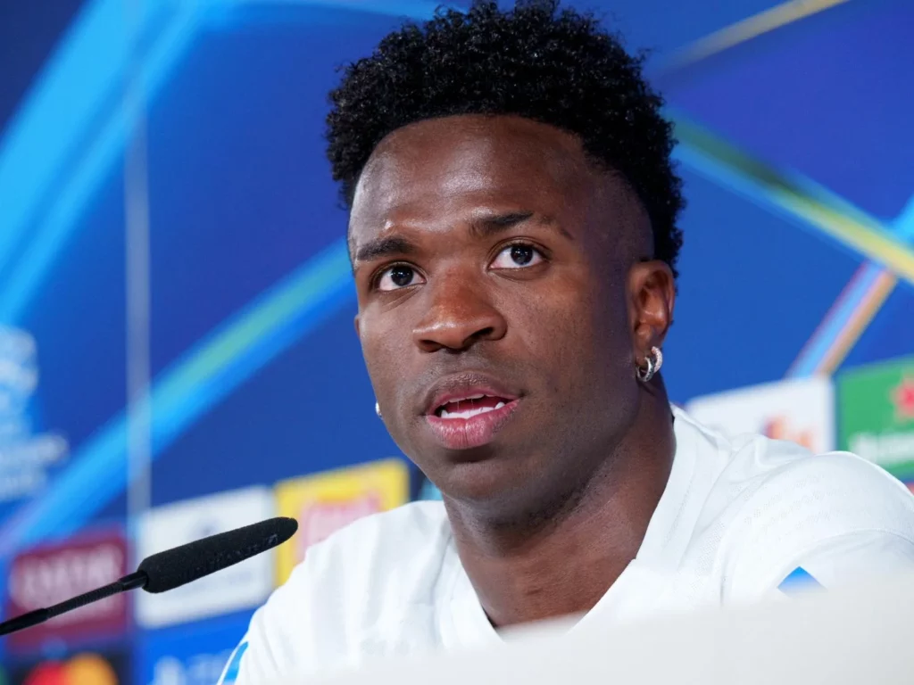 Vinicius Junior escucha una pregunta durante la rueda de prensa previa al partido entre Real Madrid y Bayern de Múnich.