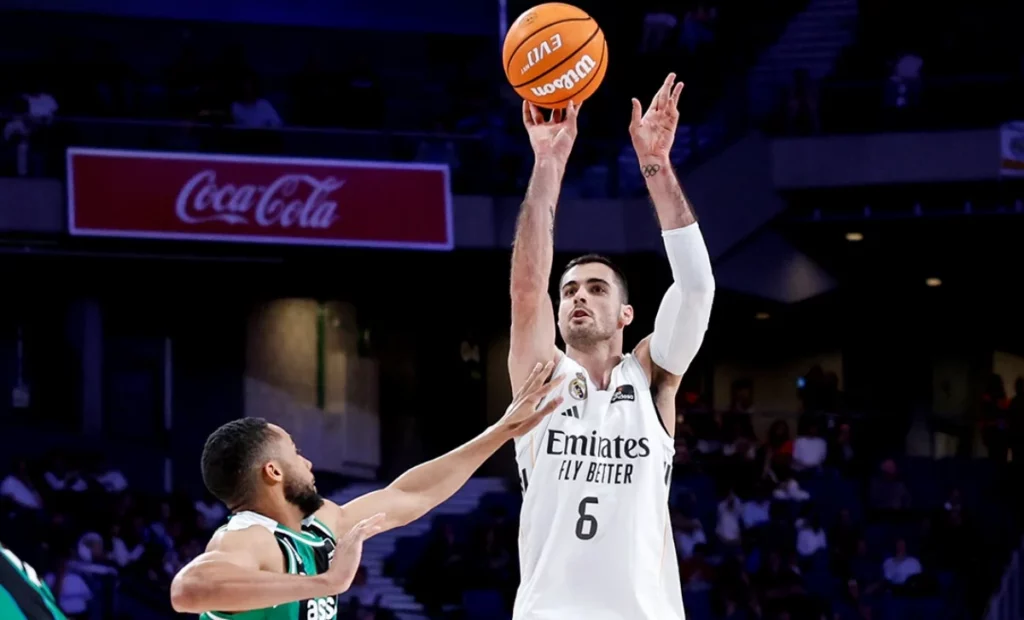 Alberto Abalde lanza a canasta durante la derrota del Real Madrid ante Joventut.