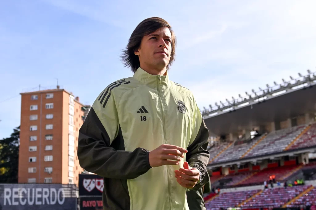 Álvaro Carreras en el Estadio de Vallecas antes de un partido con el Real Madrid.