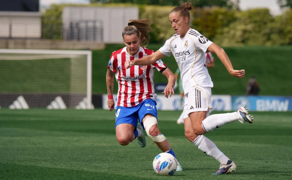 Filippa Angeldahl y Rosa Otermín durante el partido entre Real Madrid Femenino y Atlético.