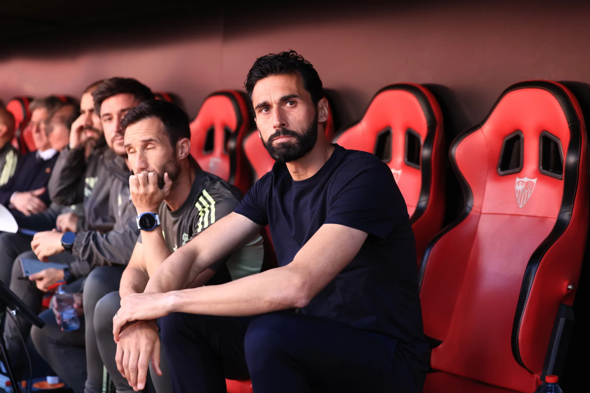 Álvaro Arbeloa, en el banquillo del Sevilla, durante la victoria del Real Madrid.