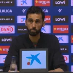 Arbeloa: «No quiero ver que mis jugadores terminen con la camiseta como un esmoquin»