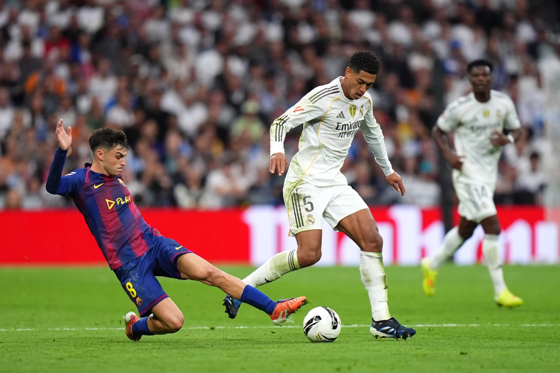 Jugadores del Barcelona y del Real Madrid durante un Clásico decisivo para LaLiga