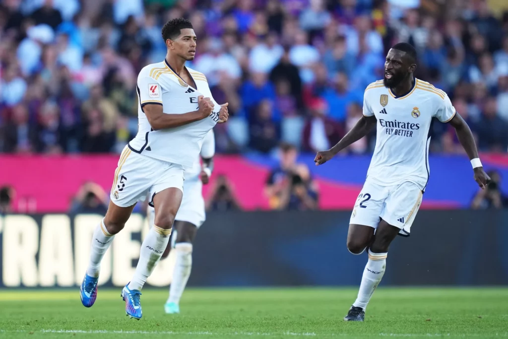 Jude Bellingham celebra uno de sus goles en el Clásico disputado en Montjuïc en 2023.
