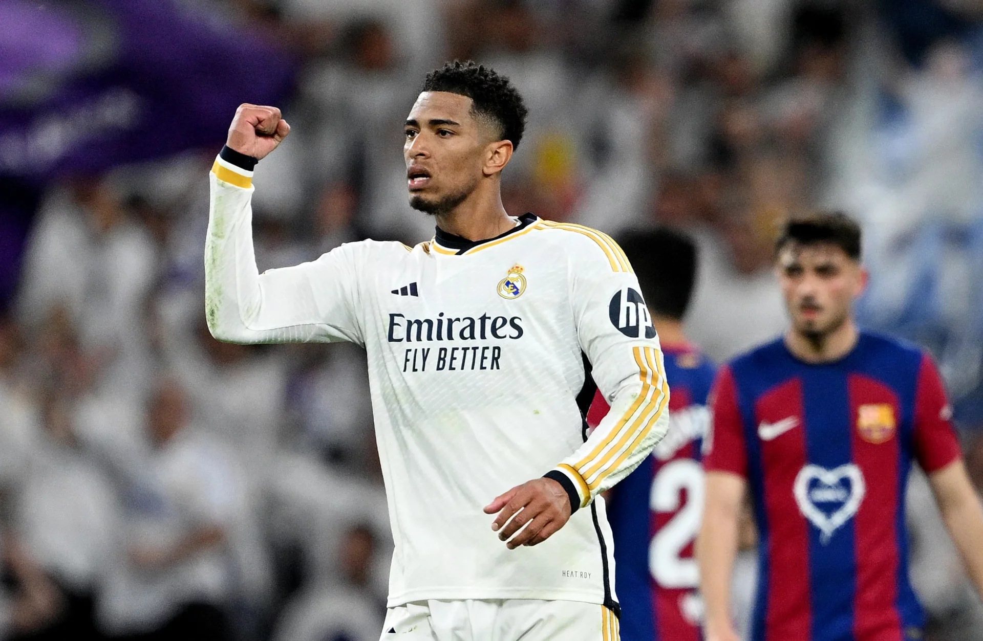 Jude Bellingham celebra en un Clásico entre Real Madrid y Barcelona en 2024.
