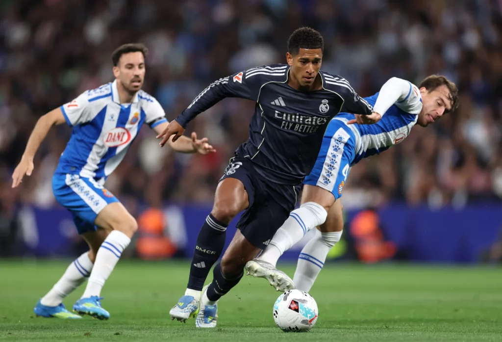 Jude Bellingham regatea a Urko González durante el partido entre RCD Espanyol y Real Madrid.