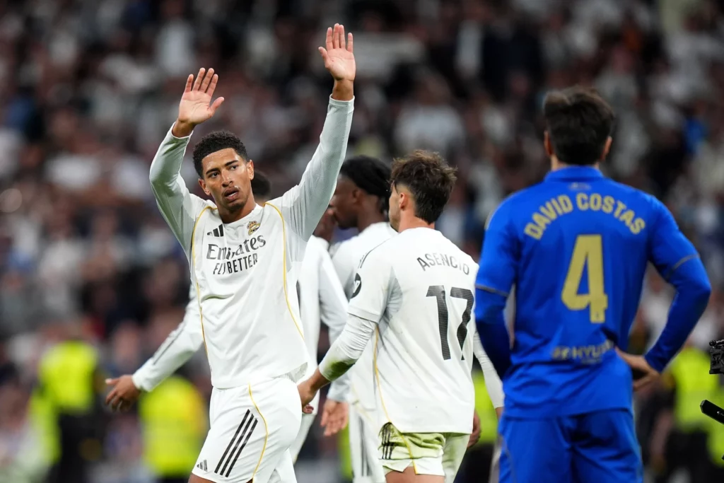 Jude Bellingham saluda al público del Santiago Bernabéu tras su gol al Real Oviedo.