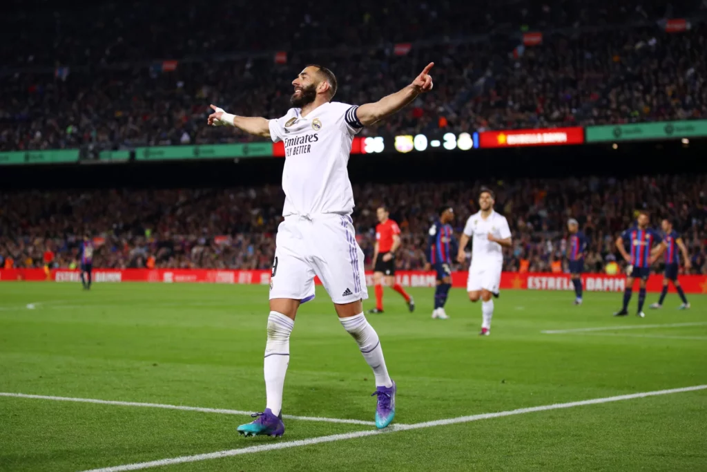 Karim Benzema celebra uno de los goles de su hat-trick en el último Clásico en el Camp Nou.