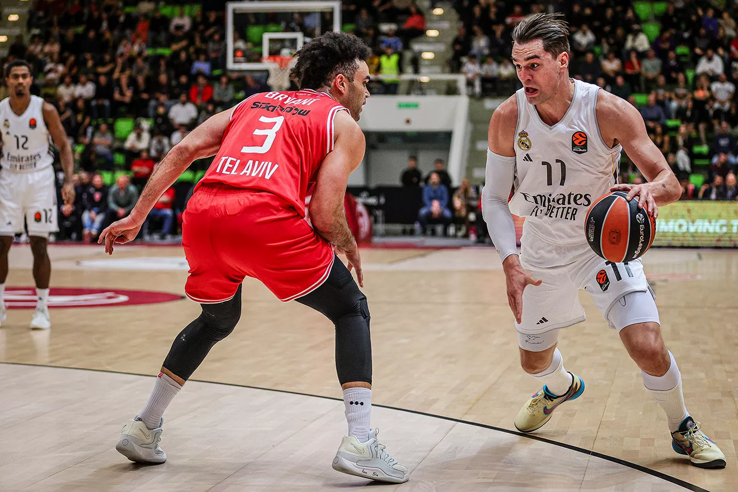 Elijah Bryant y Mario Hezonja durante un partido entre Hapoel Tel Aviv y Real Madrid en Bulgaria.