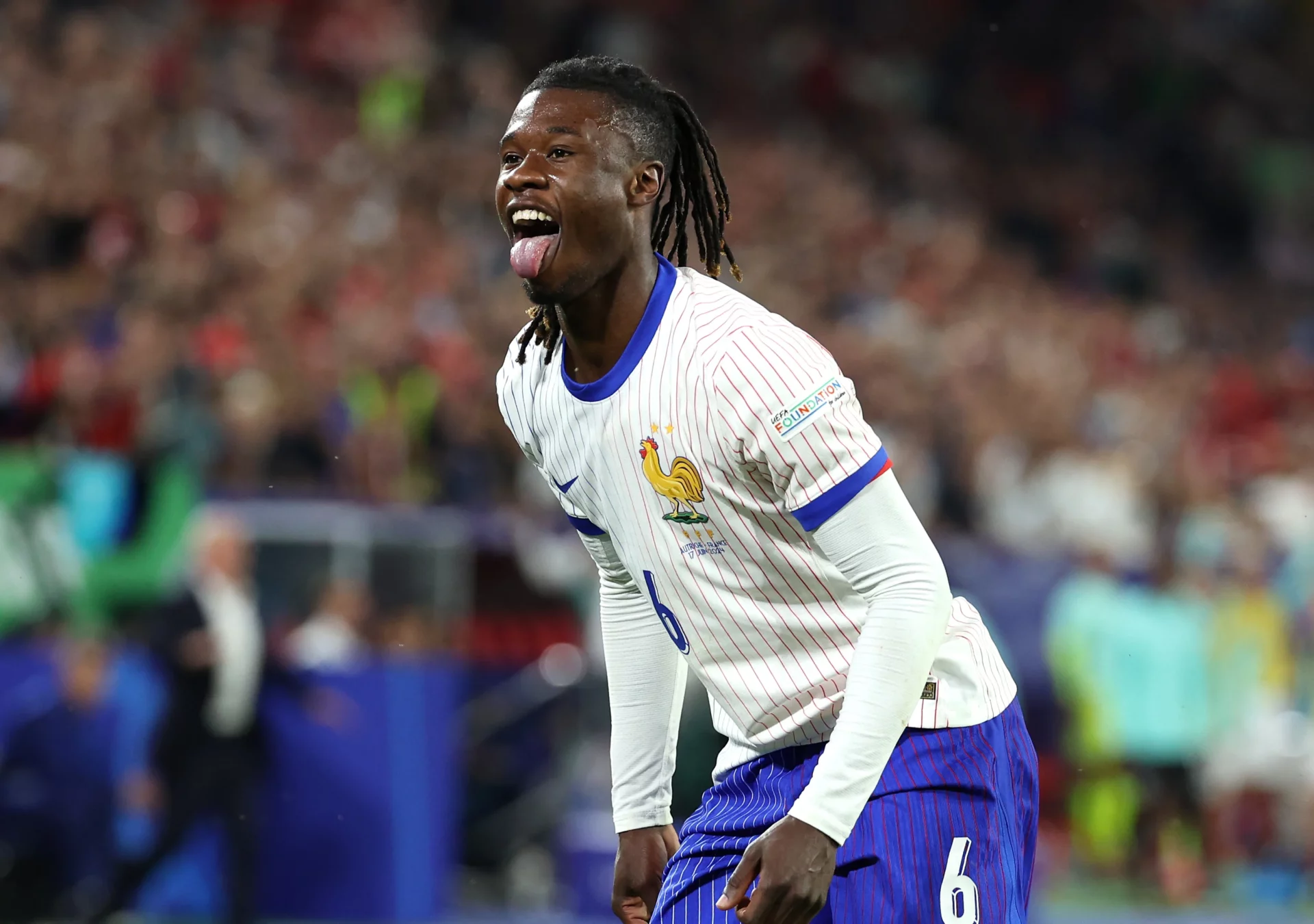 Eduardo Camavinga saca la lengua durante un partido de la selección de Francia.