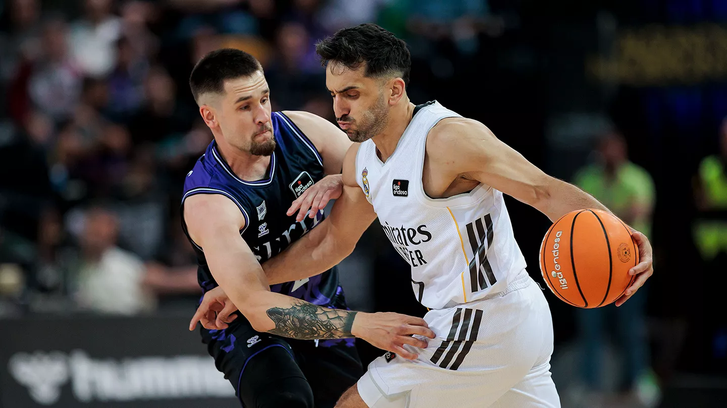 Facundo Campazzo defendido por un jugador del Bilbao Basket durante la derrota del Real Madrid en Miribilla.