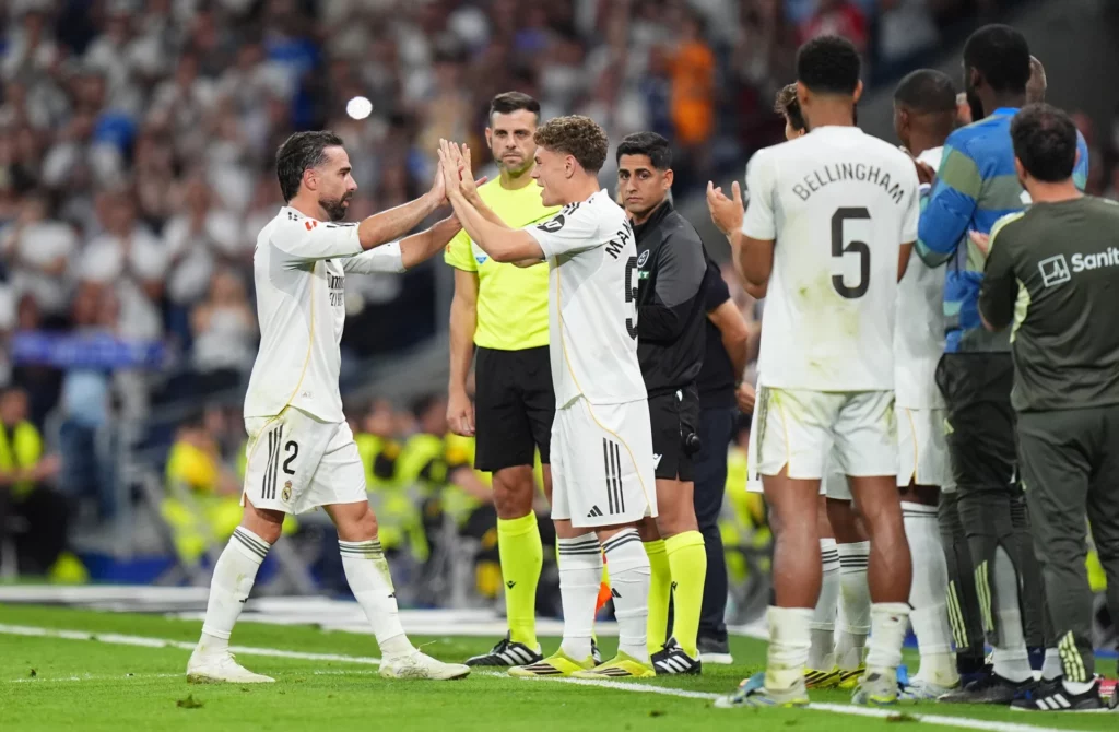 Dani Carvajal sale sustituido por Manu Serrano en el cambio de su despedida del Real Madrid.