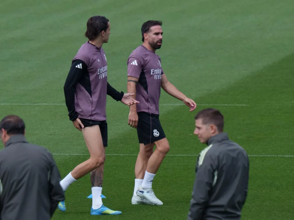 Dani Carvajal y Álvaro Carreras hablan durante el entrenamiento del Real Madrid previo al partido contra el Oviedo.