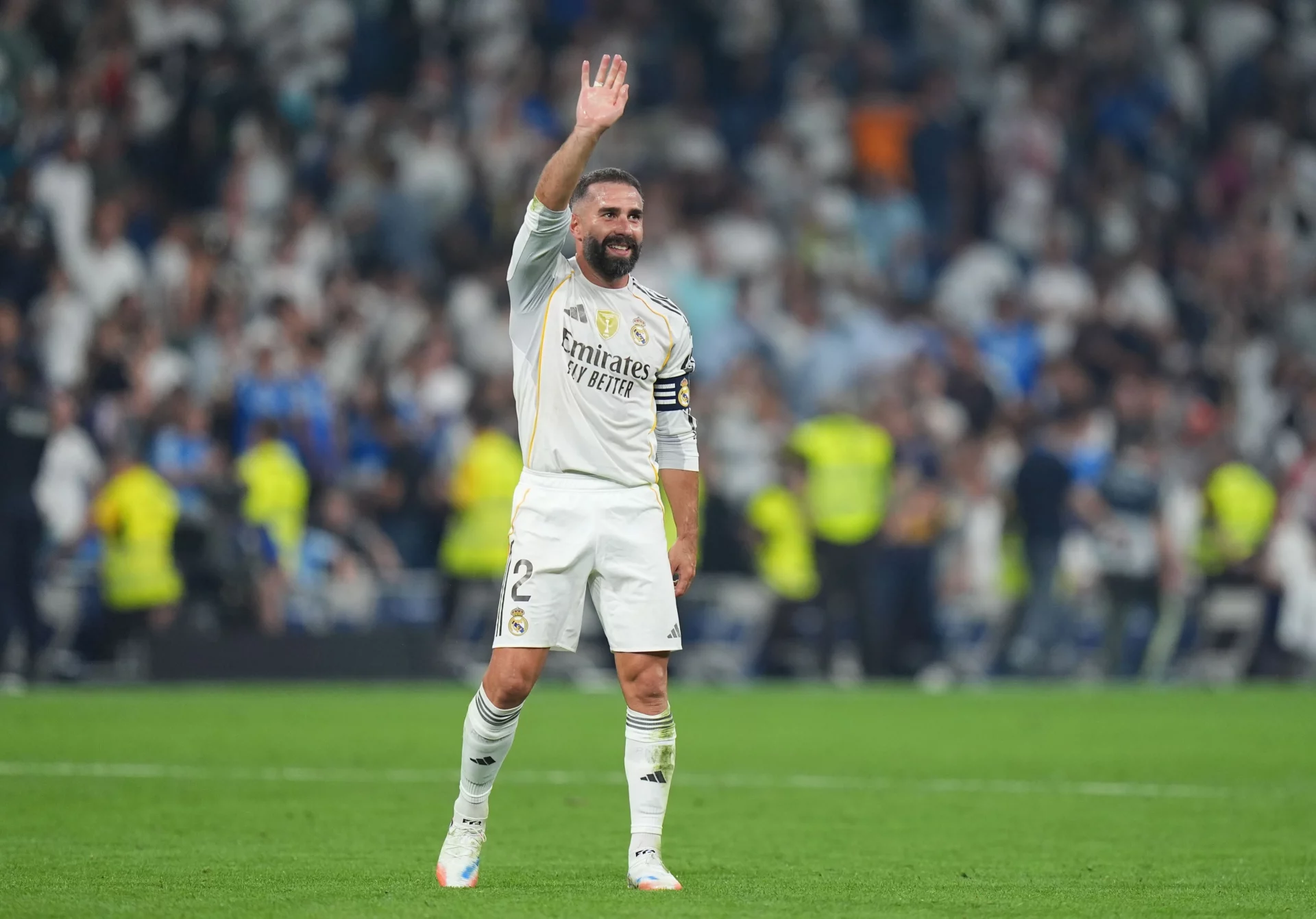 Posible alineación del Real Madrid ante el Athletic Club: Carvajal y diez más Dani Carvajal saluda al Santiago Bernabéu durante un partido de su última temporada en el Real Madrid.