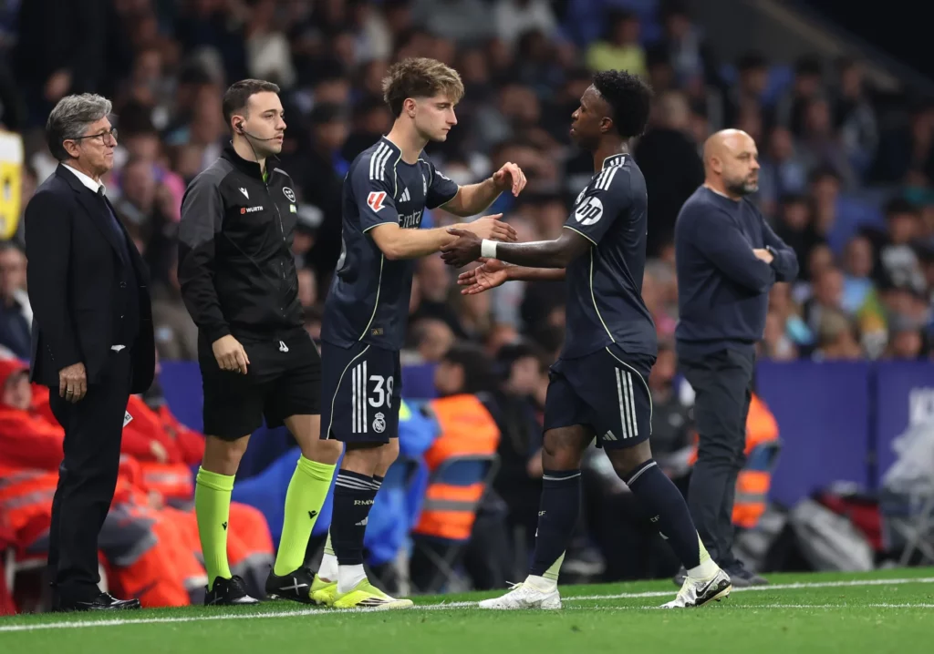 César Palacios entra al campo por Vinicius Júnior durante un partido del primer equipo del Real Madrid.