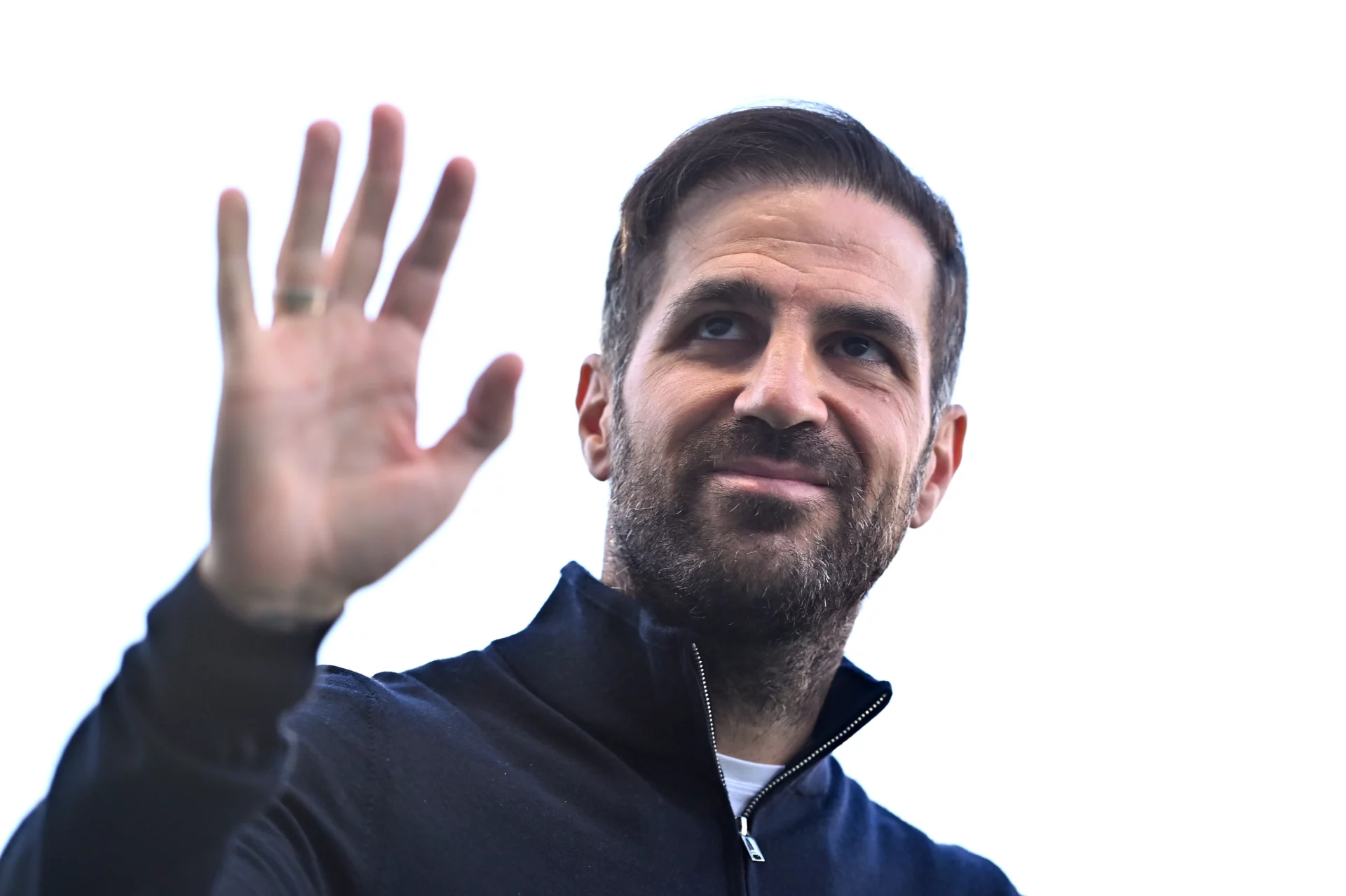 Cesc Fàbregas saludando durante un partido del Como 1907