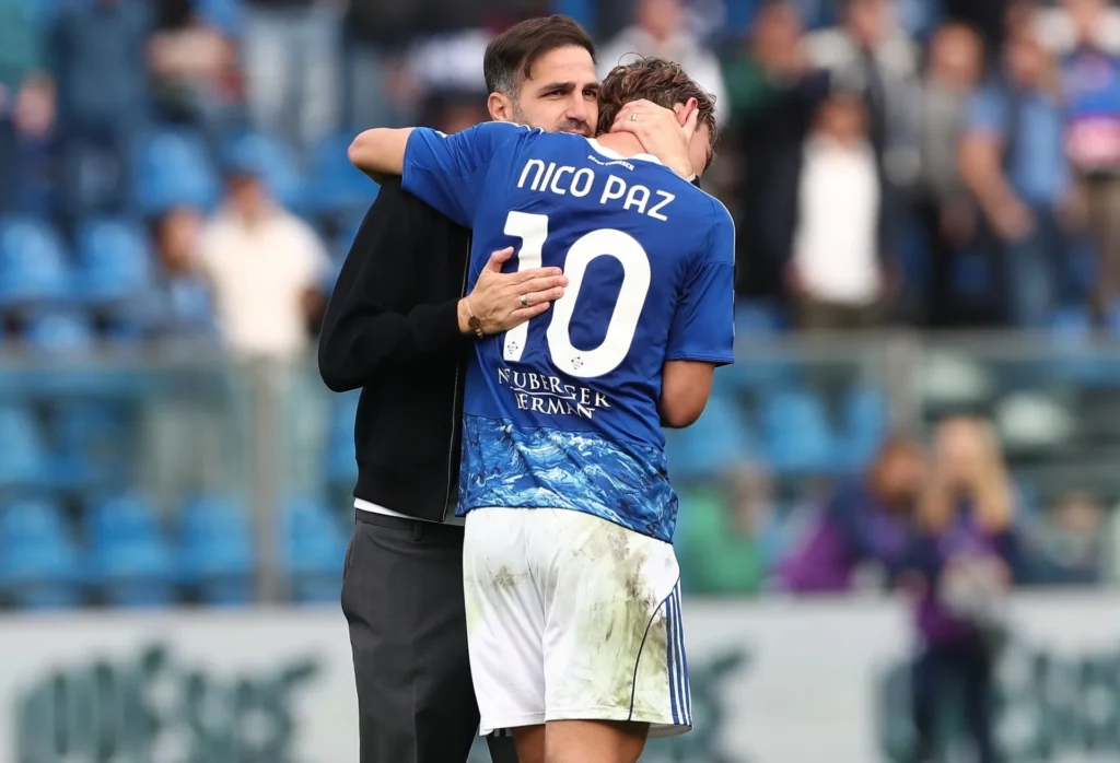 Cesc Fábregas abraza a Nico Paz durante un partido del Como.