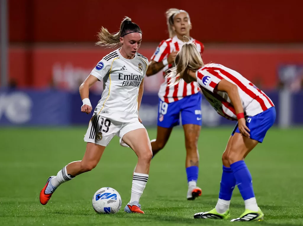 Eva Navarro encara a una jugadora del Atlético de Madrid durante un partido de Liga F.