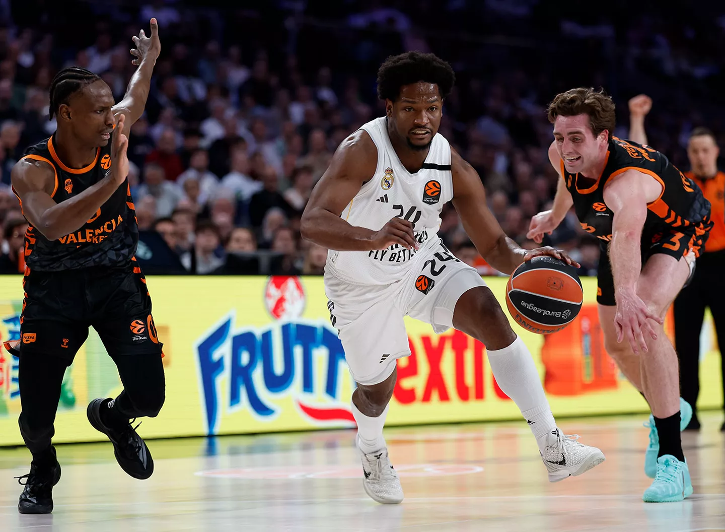Previa Valencia Basket – Real Madrid: Primer paso hacia la Euroliga Andrés Feliz entra a canasta durante un partido previo entre Real Madrid y Valencia Basket en Euroliga.