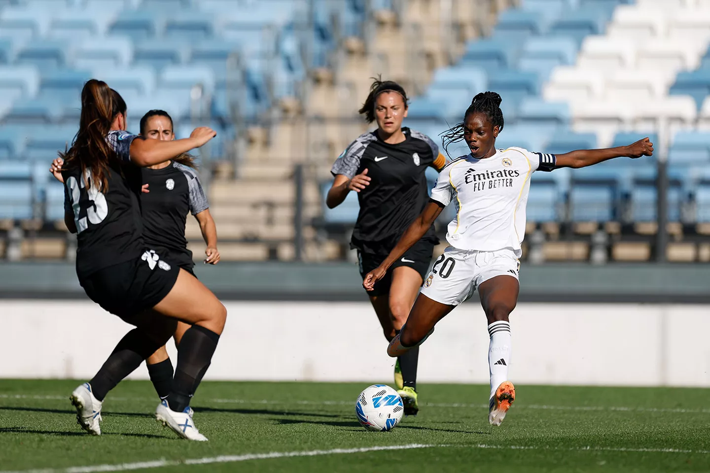 Naomie Feller chuta a portería durante un partido entre Real Madrid Femenino y Badalona Women.