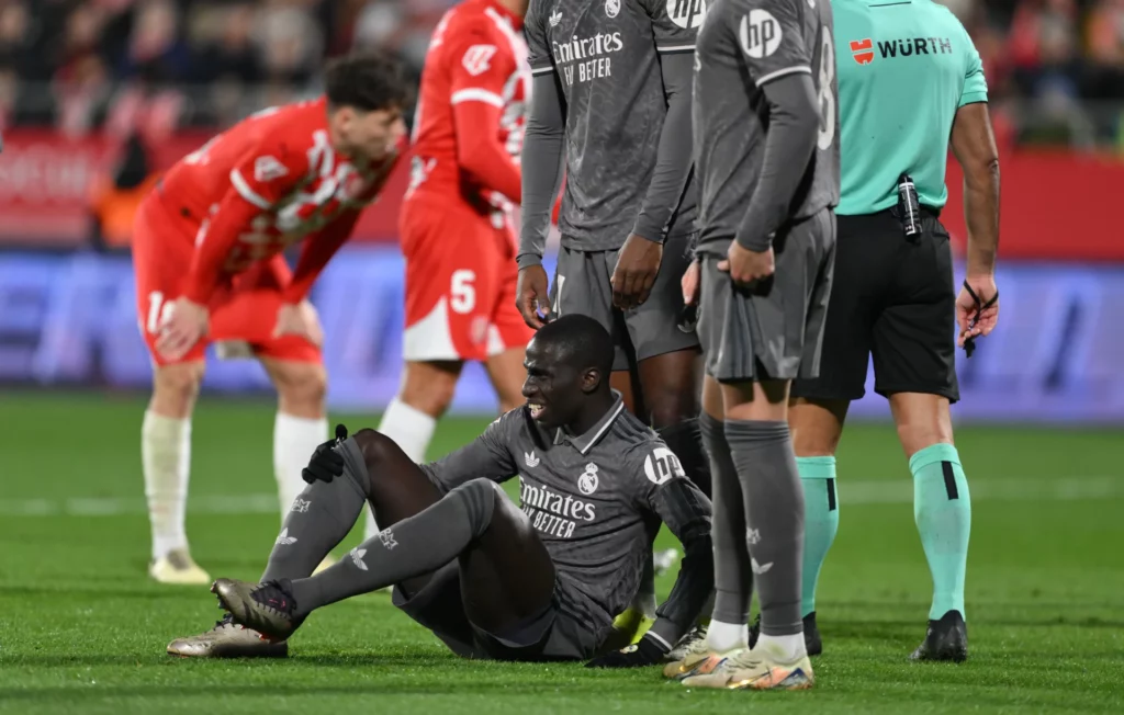 Ferland Mendy se duele en el suelo tras lesionarse durante un partido del Real Madrid ante el Girona.