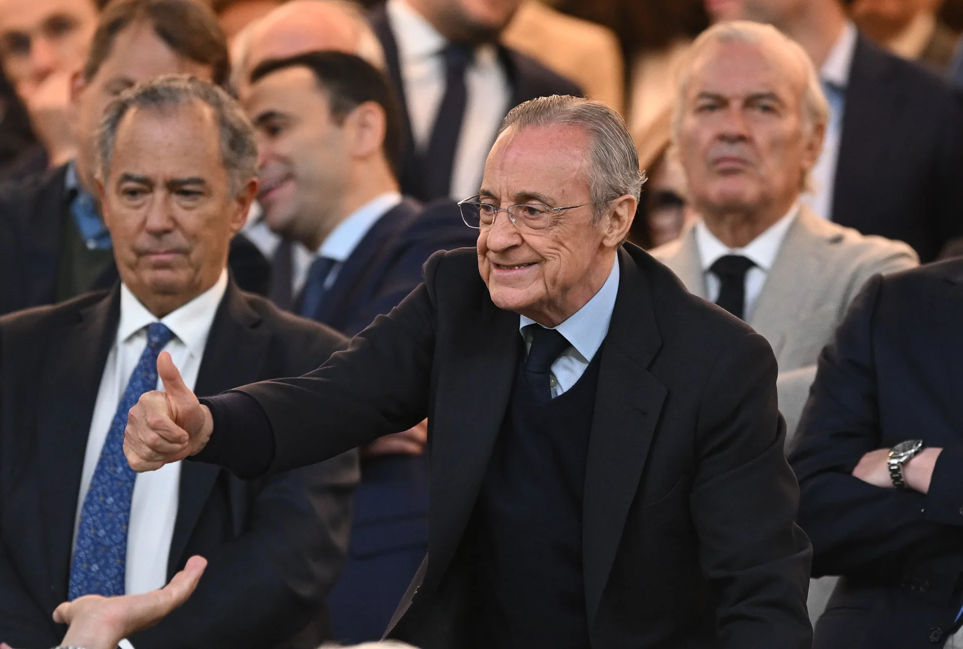 Las cuatro posiciones que el Real Madrid quiere reforzar el próximo verano Florentino Pérez durante un partido del Real Madrid mientras el club planifica refuerzos para el próximo mercado