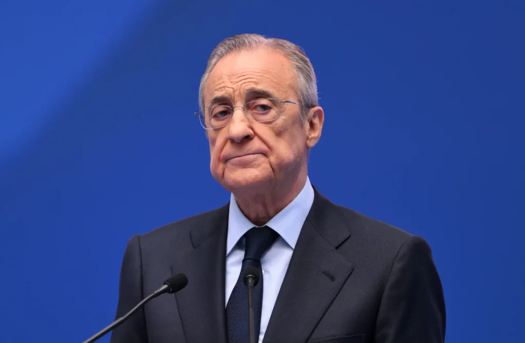 Florentino Pérez, con gesto serio, durante un acto oficial del Real Madrid.
