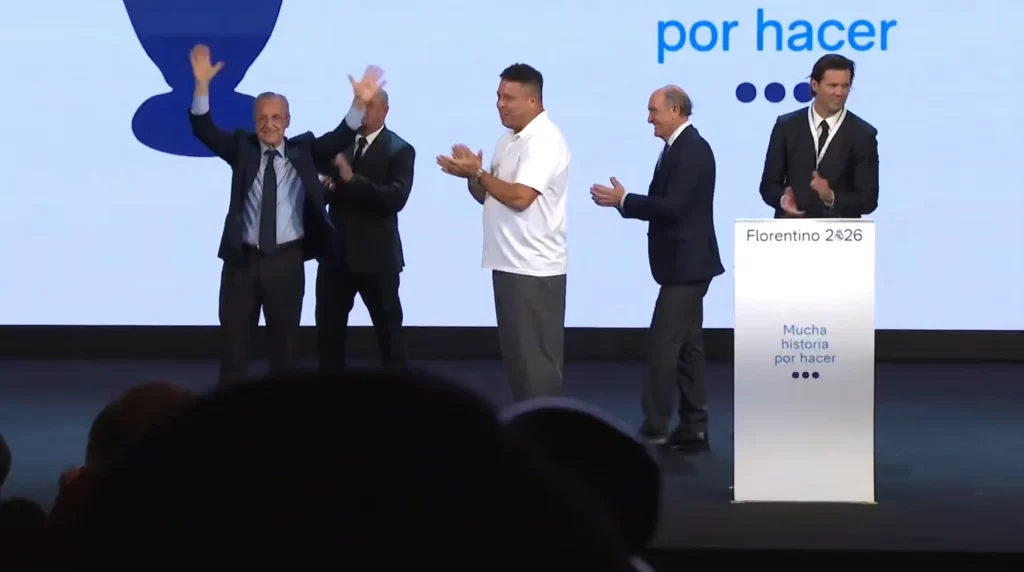 Florentino Pérez recibe aplausos junto a Ronaldo Nazario, Roberto Carlos y Solari.