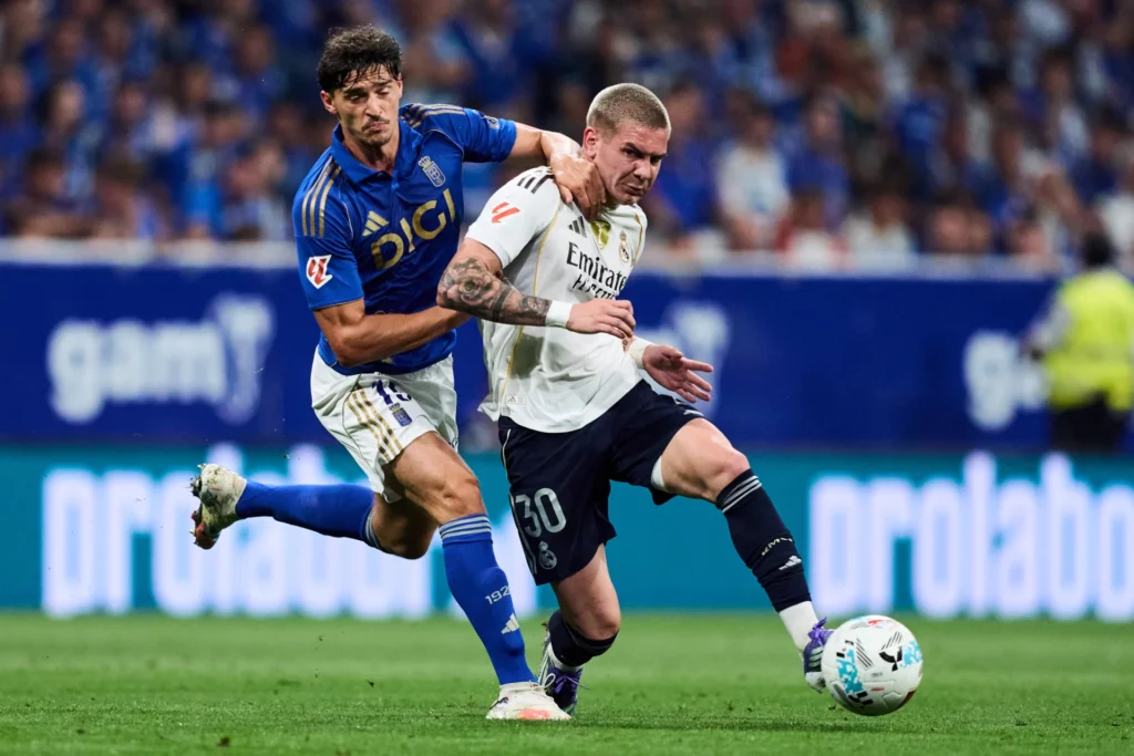 Franco Mastantuono y un jugador del Real Oviedo durante el partido contra el Real Madrid en la primera vuelta de LaLiga EA Sports.