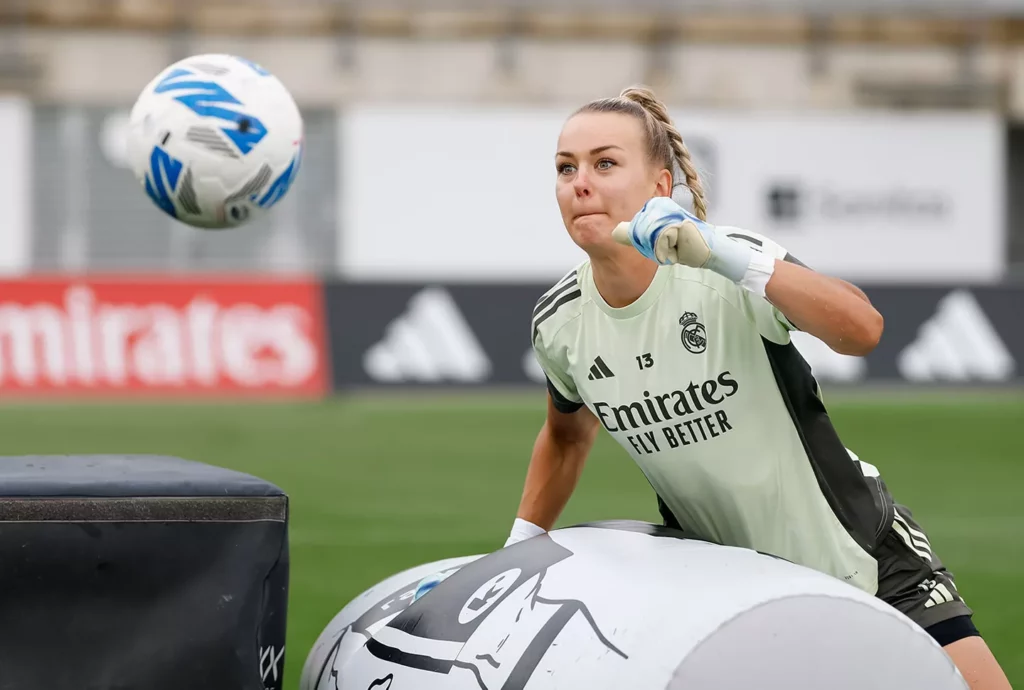 Merle Frohms durante un entrenamiento del Real Madrid Femenino antes de visitar al Sevilla.