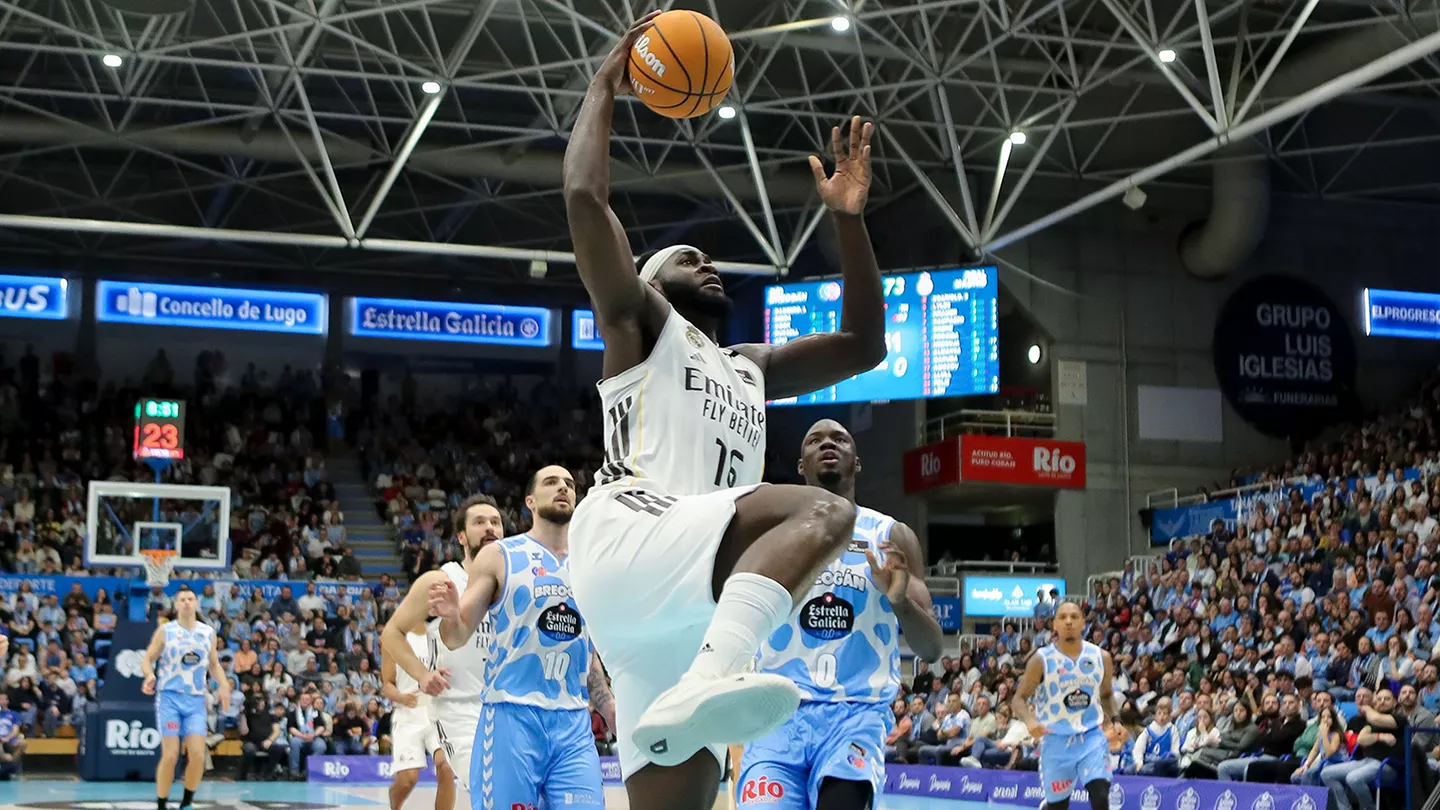 Usman Garuba salta hacia el aro durante un partido de Liga Endesa entre Real Madrid y Breogán.