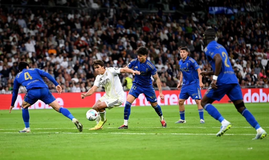 Gonzalo García defendido por la defensa del Real Oviedo.