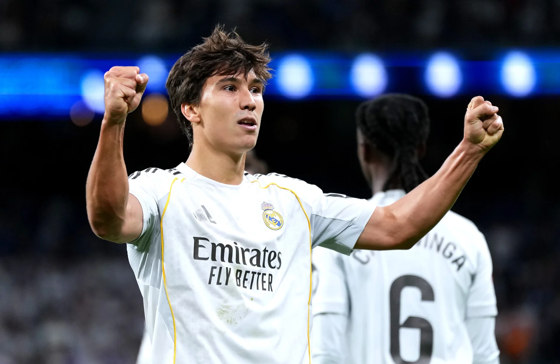 Gonzalo García celebra su gol con el Real Madrid en la victoria ante el Real Oviedo en el Santiago Bernabéu.
