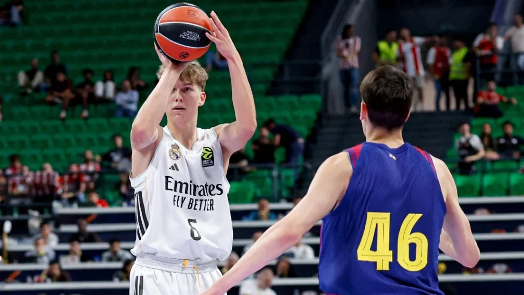 Grinvalds lanza a canasta durante la final de la Euroliga Júnior entre Real Madrid y Barcelona.