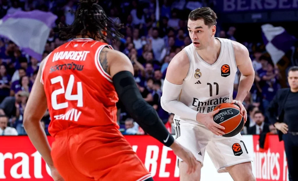 Mario Hezonja sostiene el balón durante el partido de Euroliga entre Real Madrid y Hapoel Tel Aviv.